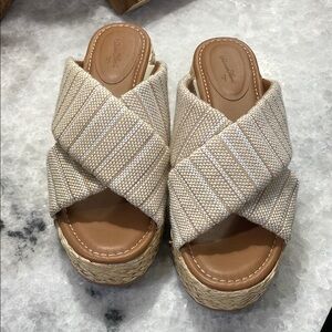 NWOT Universal Thread Women's Beige Woven Sandals